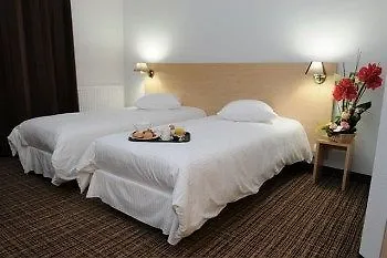 Hotel The Originals City, Acadine,